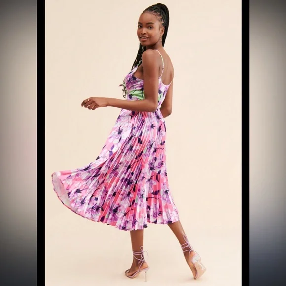 Delfi Quinn Pleated Dress - Picture 3 of 3